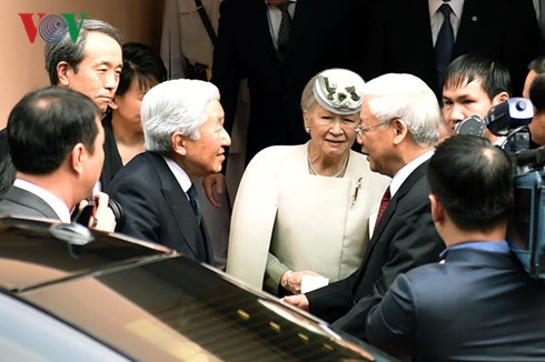 Party leader, his spouse meet Japanese Emperor, Empress - ảnh 1